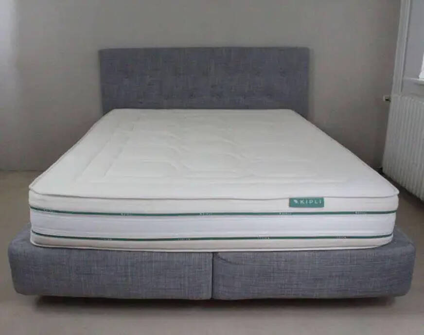 Kipli Naturmatratze auf dem Bett